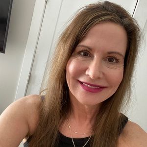 Meet your Posher, Mona